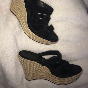 Great condition size 9 women’s ugg wedges